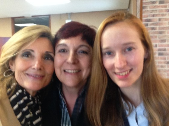 De derecha a izquierda: Elena de JASES, Victoria Austen del Salón de Té, y servidora